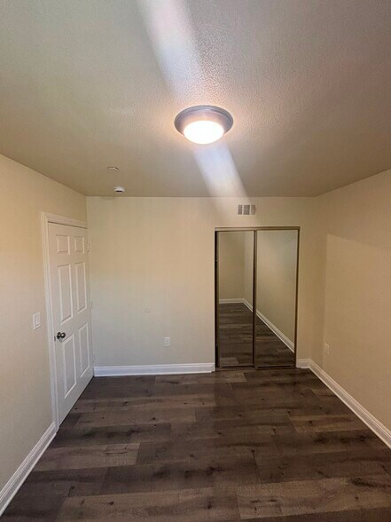 Building Photo - 148 E 84th Pl