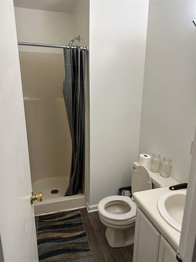 Building Photo - Spacious Townhome Near Campus
