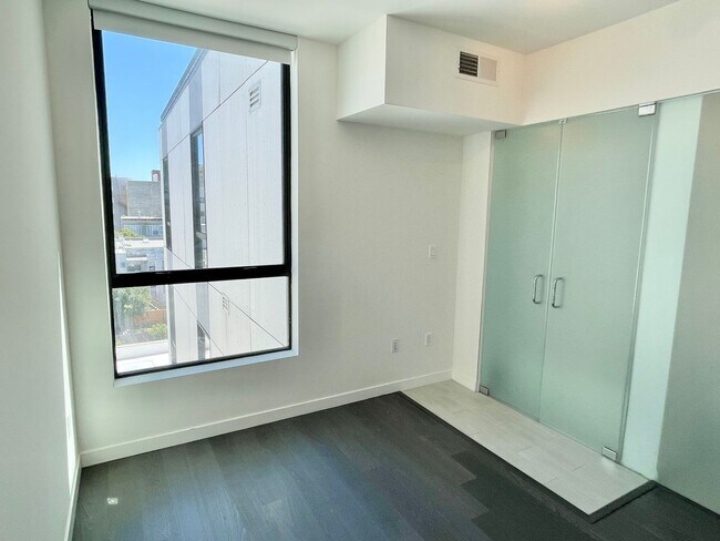 Building Photo - HIP 2BR/2BA Inner Mission Top Floor Boutiq...