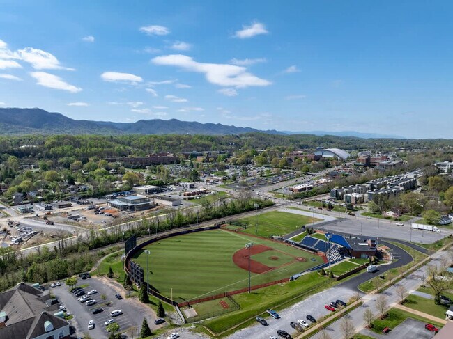 Building Photo - 220 Highland Ave