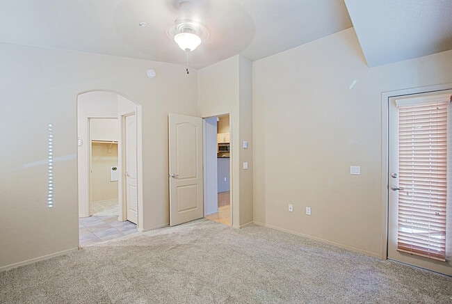 Building Photo - 2402 E 5th St