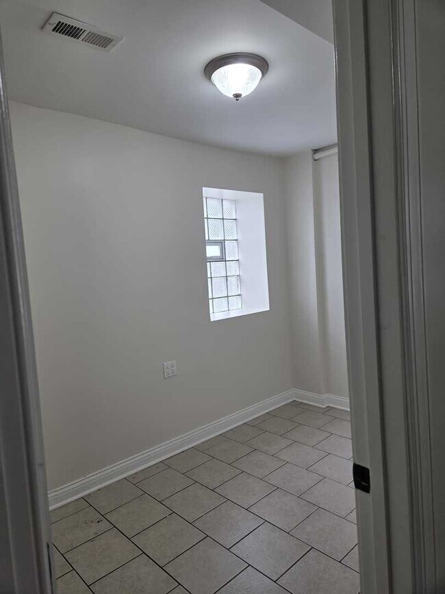 Building Photo - 2416 S Sawyer Ave