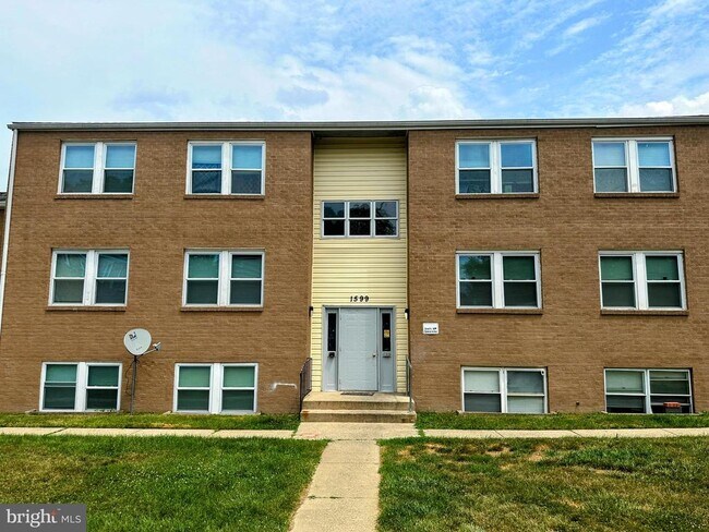 Primary Photo - 1599 N East St