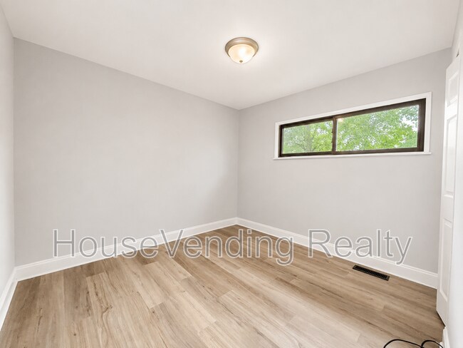 Building Photo - 2324 Grove St