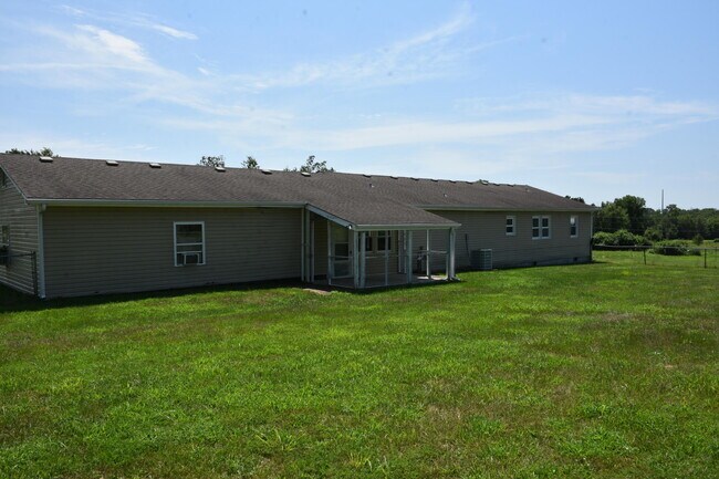 Building Photo - 714 E Nance Dr