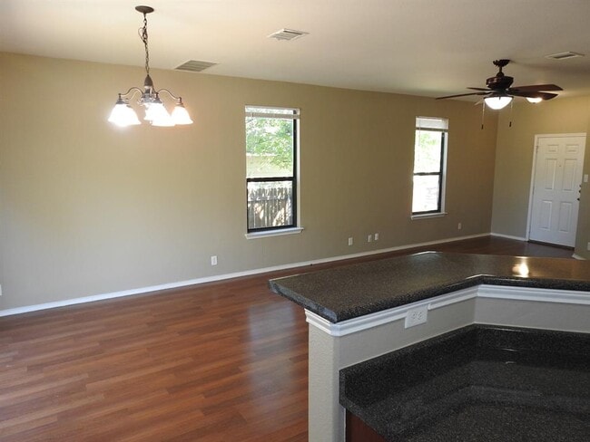 Building Photo - 571 New Country Rd