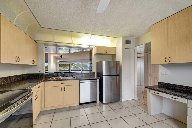 Building Photo - 5519 Fairway Park Dr
