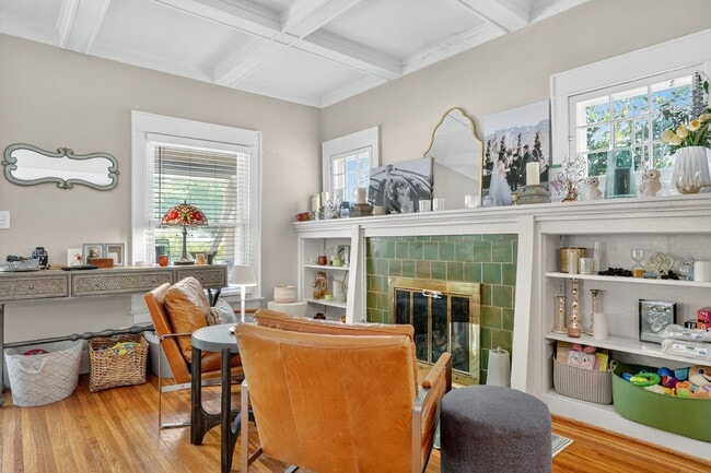 Building Photo - Great 3 Bedroom & 2 Full Baths In GREAT South Plaza Location