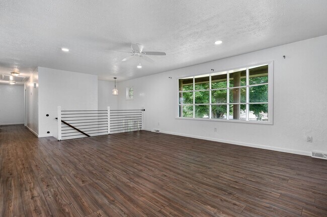 Building Photo - JC Rental Available. Prime location
