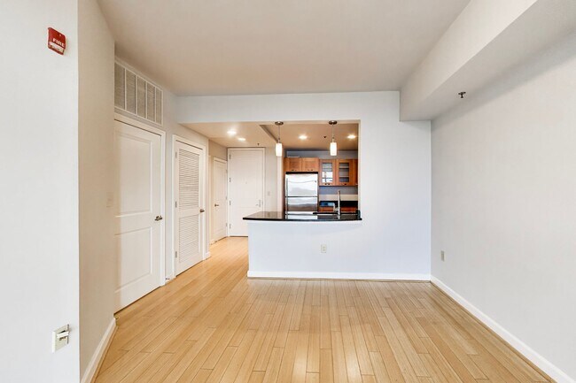 Building Photo - AMAZING LOCATION! This stunning 1 bedroom with DEN & 1.5bath