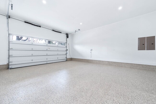 Building Photo - 408 W 30th St