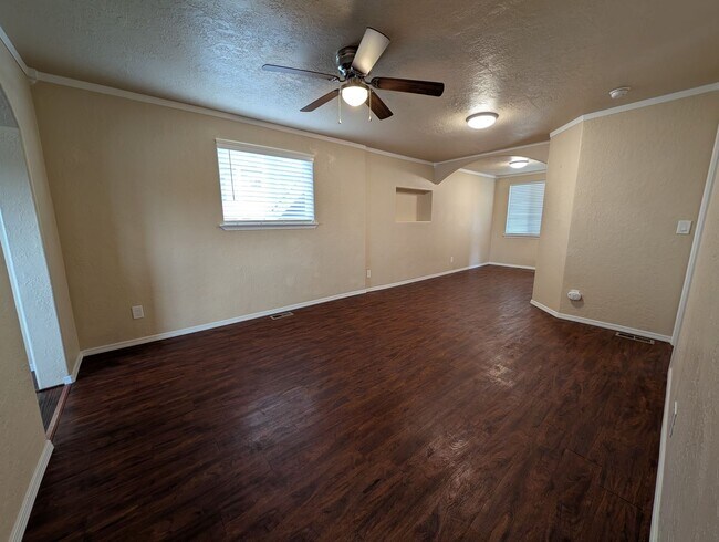 Building Photo - Easy Commute with Stunning Views!