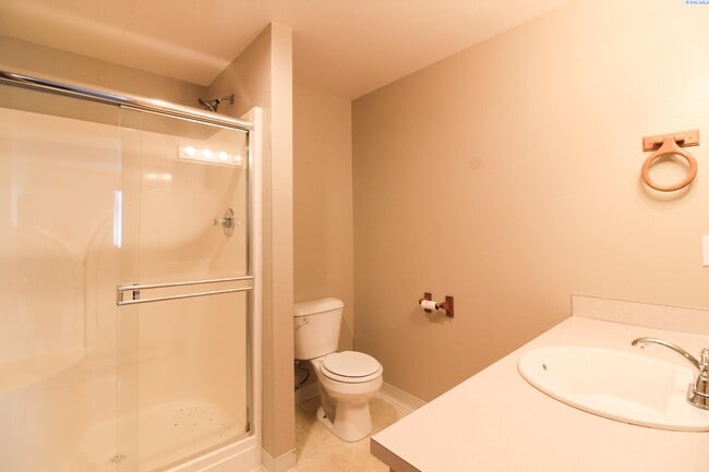 Building Photo - 3 Bed/2 Bath Rambler in West Pasco