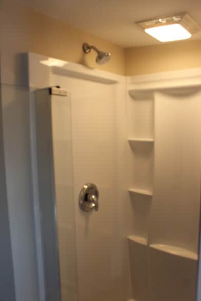 Tub/shower - 66 Front St