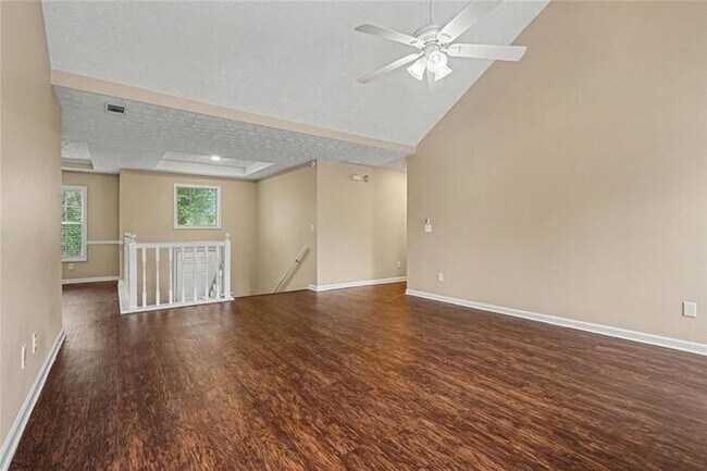 Building Photo - Beautiful, move-in ready split-level home in Hoschton