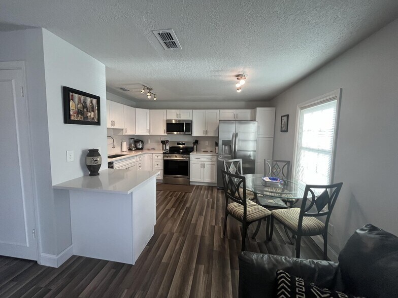 Building Photo - 5132 Beach Dr SE