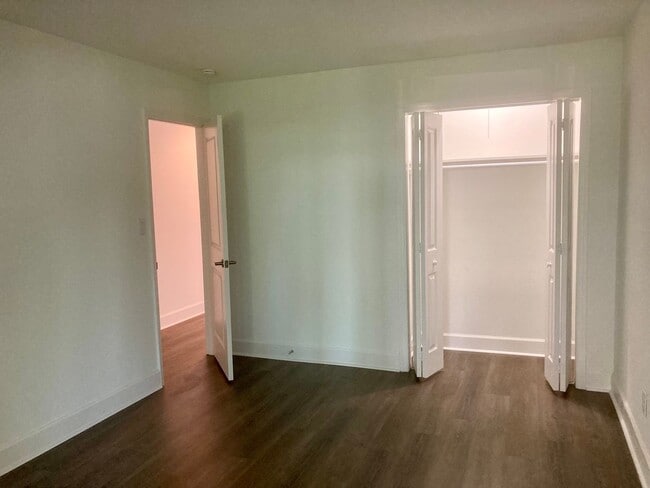 Building Photo - 2 bedroom, 2 bath condo ready to go!