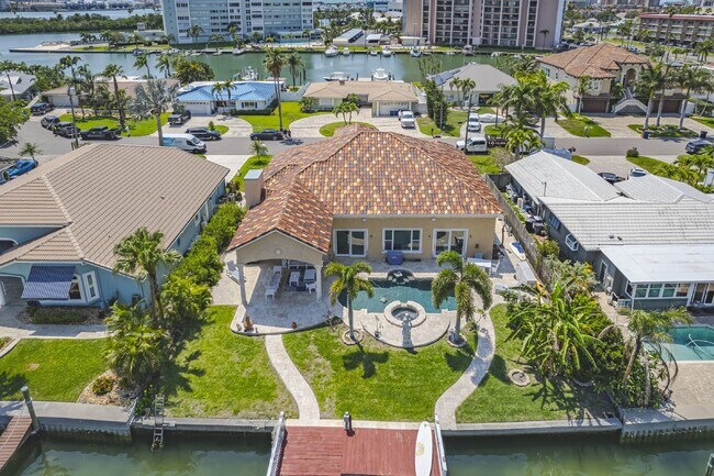 Building Photo - 4/3 Stunning Waterfront home in the heart of Clearwater Beach!