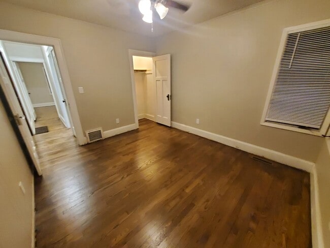 Building Photo - 2 Bedroom, 1 Bathroom home with large garage