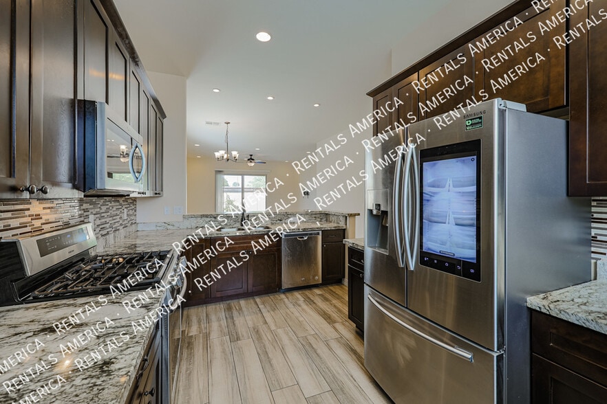 Building Photo - 2322 W Sierra Vista Dr