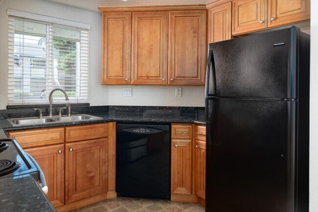 Building Photo - 208 Sequim Common