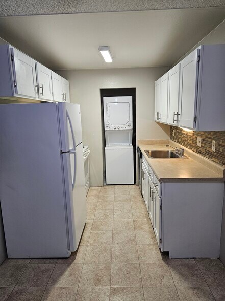 Building Photo - 451 Golden Cir