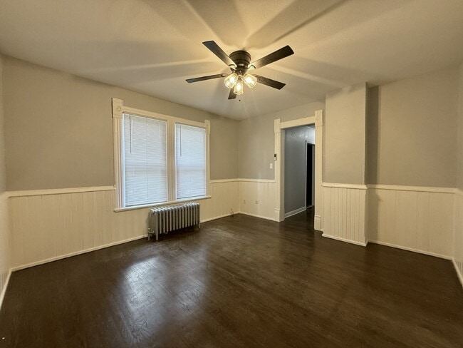 Building Photo - Large 2 bedroom, 1 bath for rent.