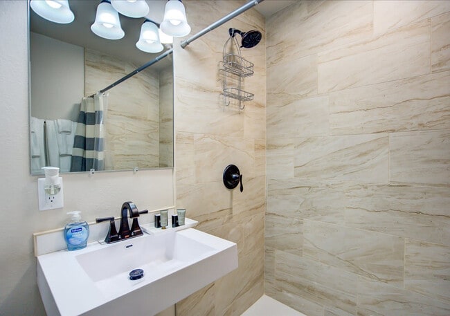 Building Photo - 156 Rodney Ct