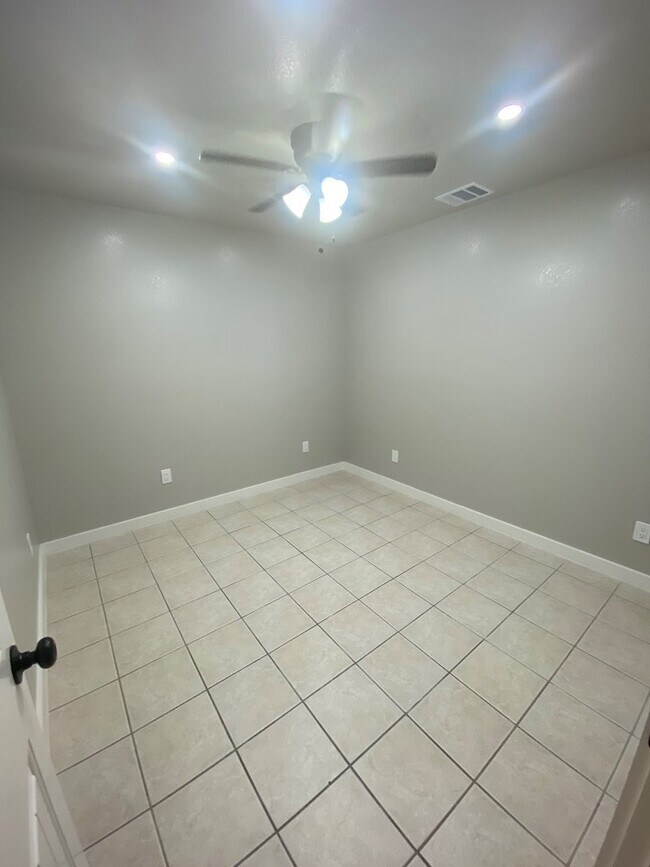 Building Photo - 518 Peterson Dr