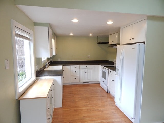 Building Photo - 2Bd/2Ba Two Story House - Available Soon!