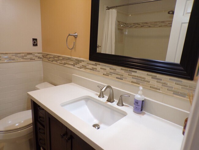 Building Photo - WOW Factor Home in Alexandria
