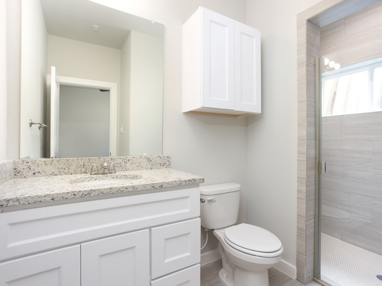 Alpha-1 Suite, Private Bath - 850 E Erie Ave