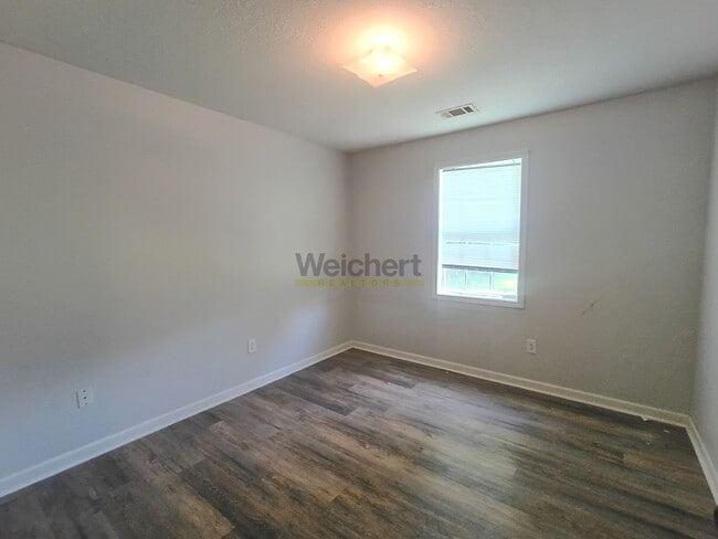Building Photo - 3BR/2BA Home with Carport & Easy Highway Access