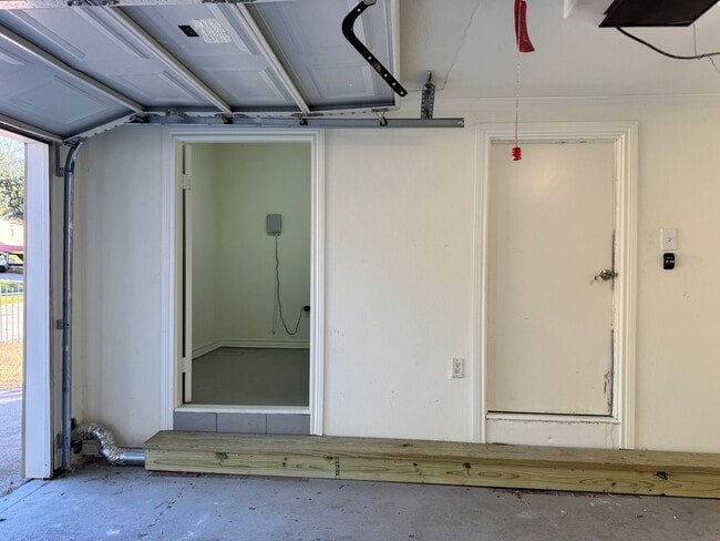 Building Photo - 627 W 2nd St