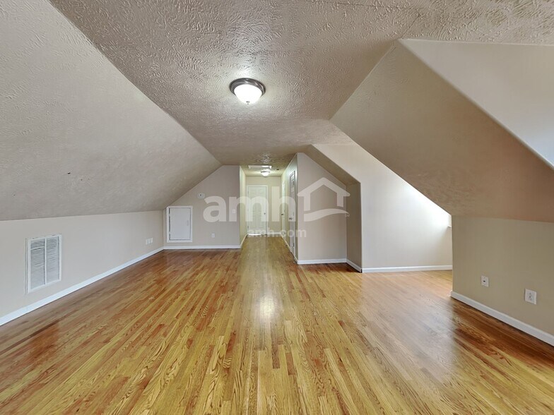 Building Photo - 403 Wooded Valley Ct