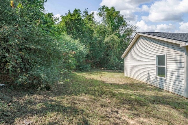 Building Photo - Nice 3 Bed 2 Bath House Available Now! Cal...