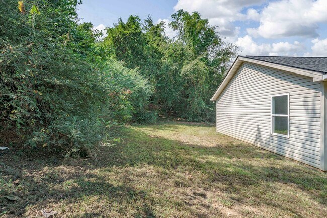 Building Photo - Nice 3 Bed 2 Bath House Available Now! Call to Schedule a Tour!