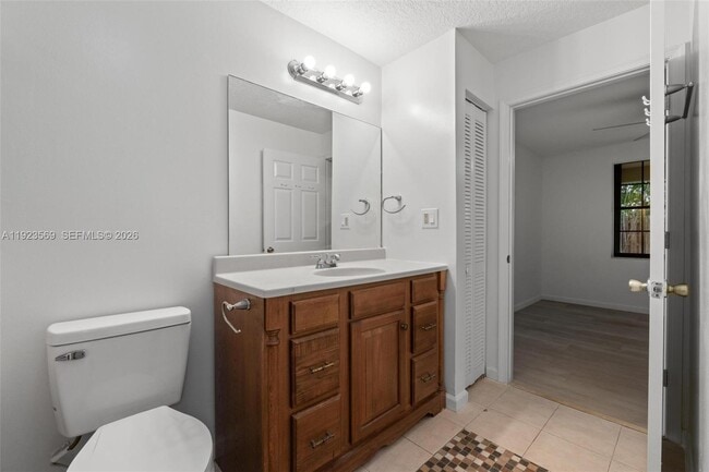 Building Photo - 390 City View Dr