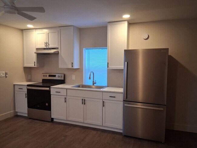 Building Photo - Quaint Newly-renovated Bungalow