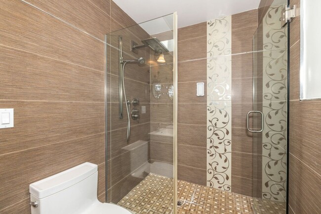 Building Photo - Elegant 3 Bed 2 Bath Home, Beautifully Remodeled in 2011