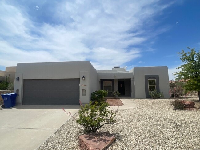 Building Photo - Gorgeous 4 bedroom/3 bathroom home located...