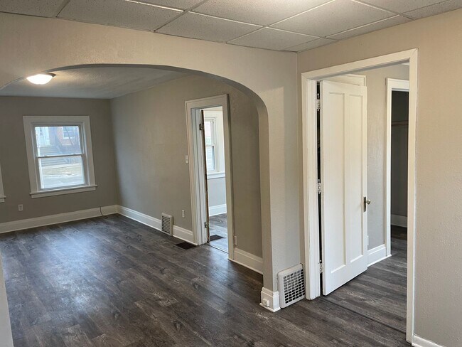 Building Photo - 1123 W 23rd St