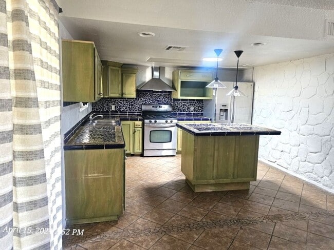 Building Photo - Lovely family home