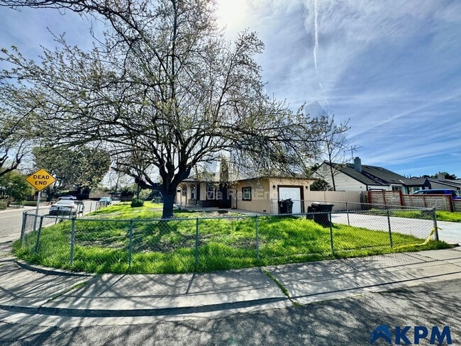 Building Photo - 2037 Lake Dr