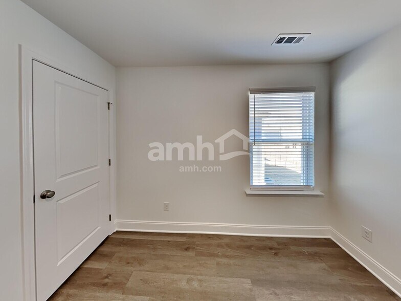 Building Photo - 1116 Livengood Wy
