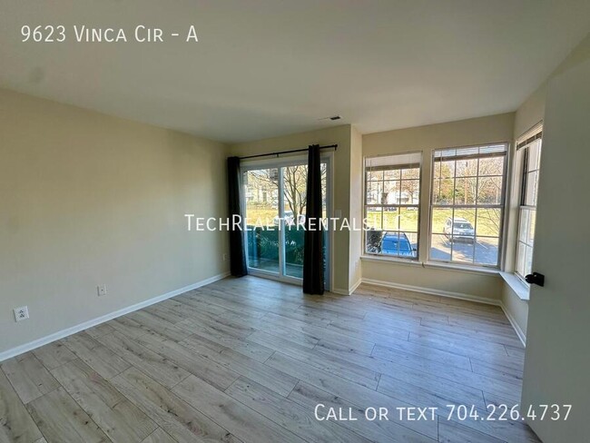 Building Photo - 9623 Vinca Cir