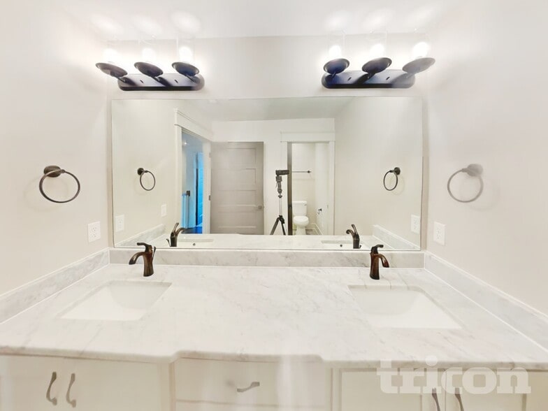 Building Photo - 6813 Charlotte Pike