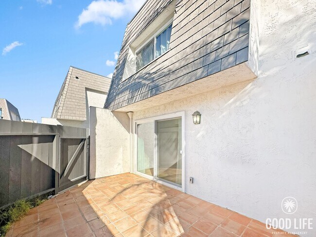 Building Photo - Modern Coastal Living in Solana Beach