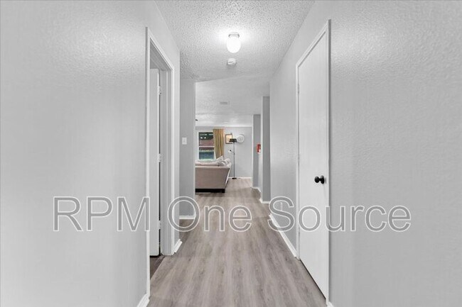 Building Photo - 5401 Pandale Valley Dr