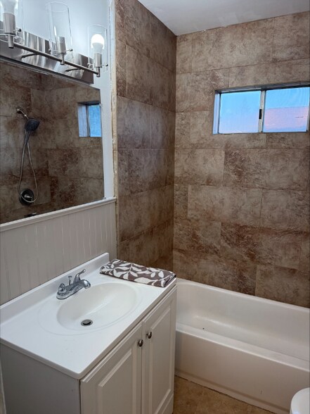 Building Photo - 1690 Almond Ave